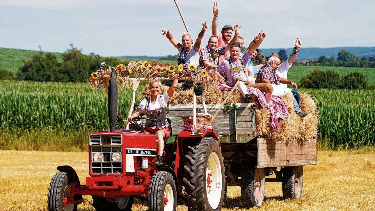 Inka Bause mit den Bauern der fünfzehnten Staffel von "Bauer sucht Frau"