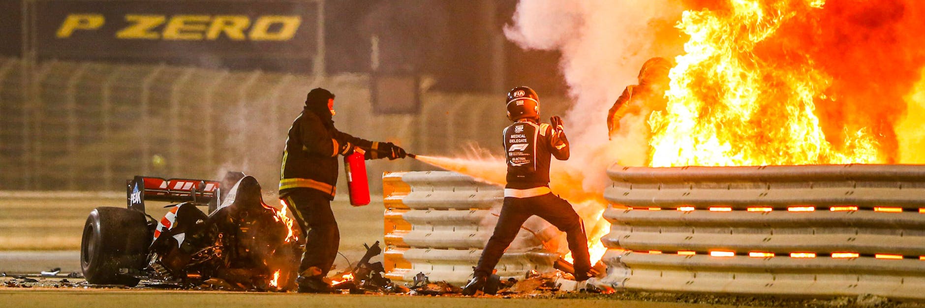 Romain Grosjean flüchtet aus den Flammen.