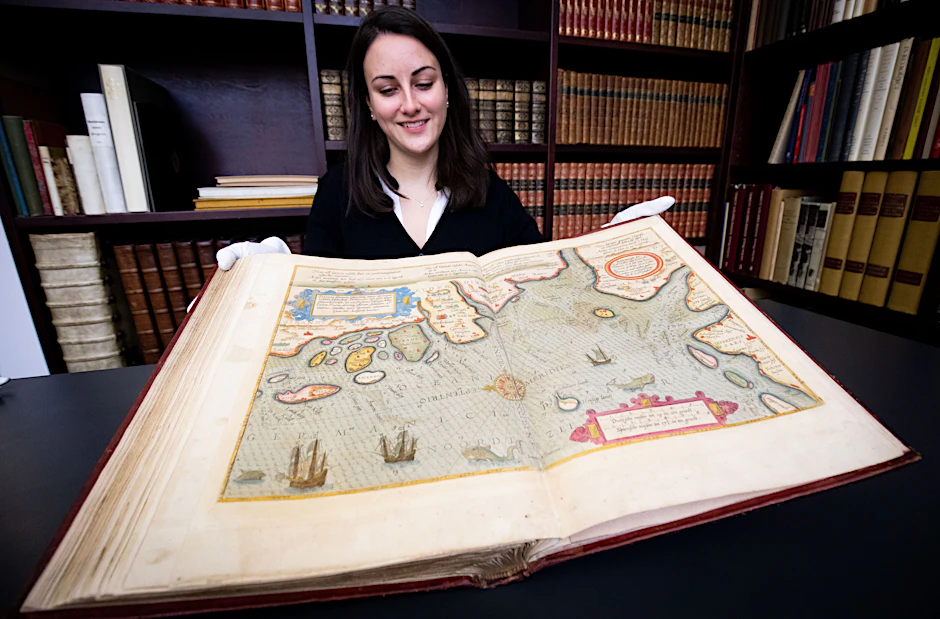 Christiane Hottenbacher, Antiquarin im Kunstauktionshaus Ketterer in Hamburg, zeigt den Seeatlas „Speculum nauticum“ von 1586.&nbsp; Angefertigt wurde der Atlas von dem niederländischen Kartografen und Navigator Lucas Janszoon Waghenaer (1534-1606).&nbsp;