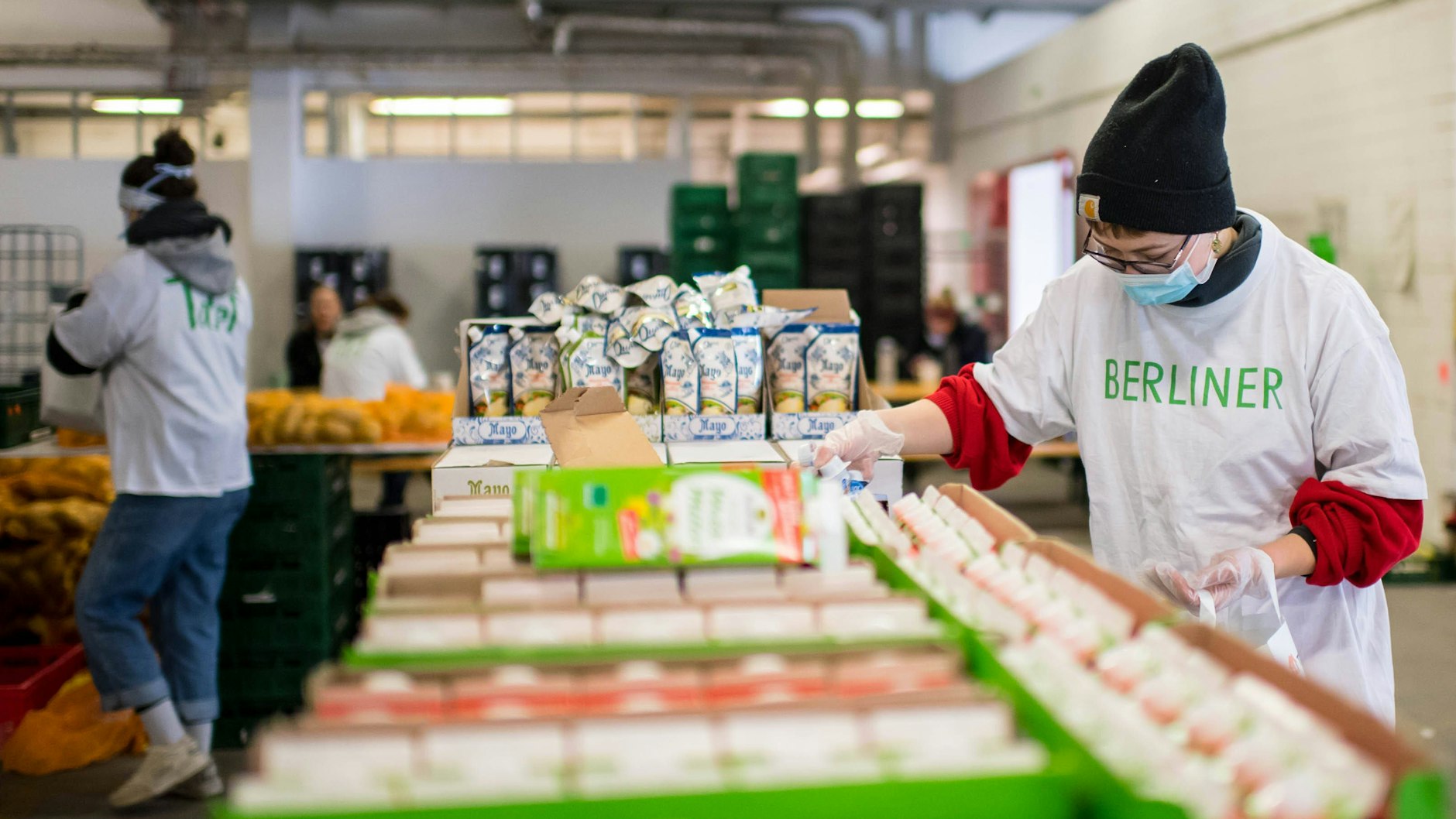 Ehrenamtliche Helfer bei einer Tafel-Ausgabe in Berlin-Moabit.<br>