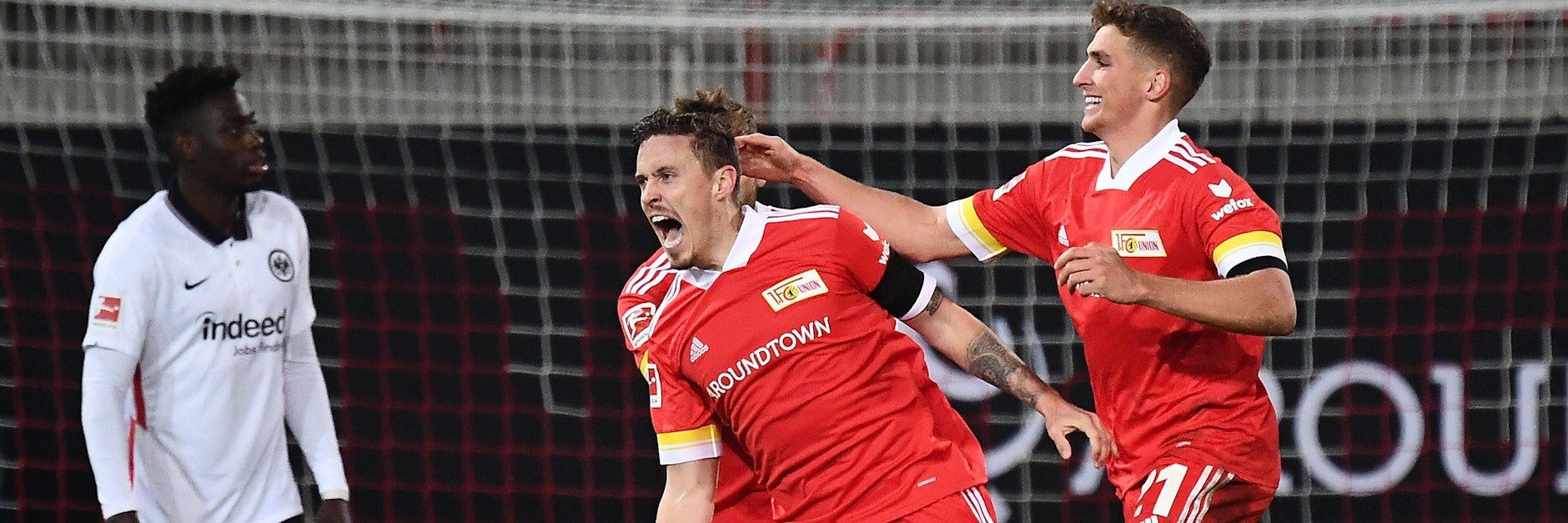 Fang den Schützen:&nbsp; Max Kruse eilt beseelt von dannen, Grischa Prömel (r.) versucht, dem Torschützen ein paar Streicheinheiten zukommen zu lassen.