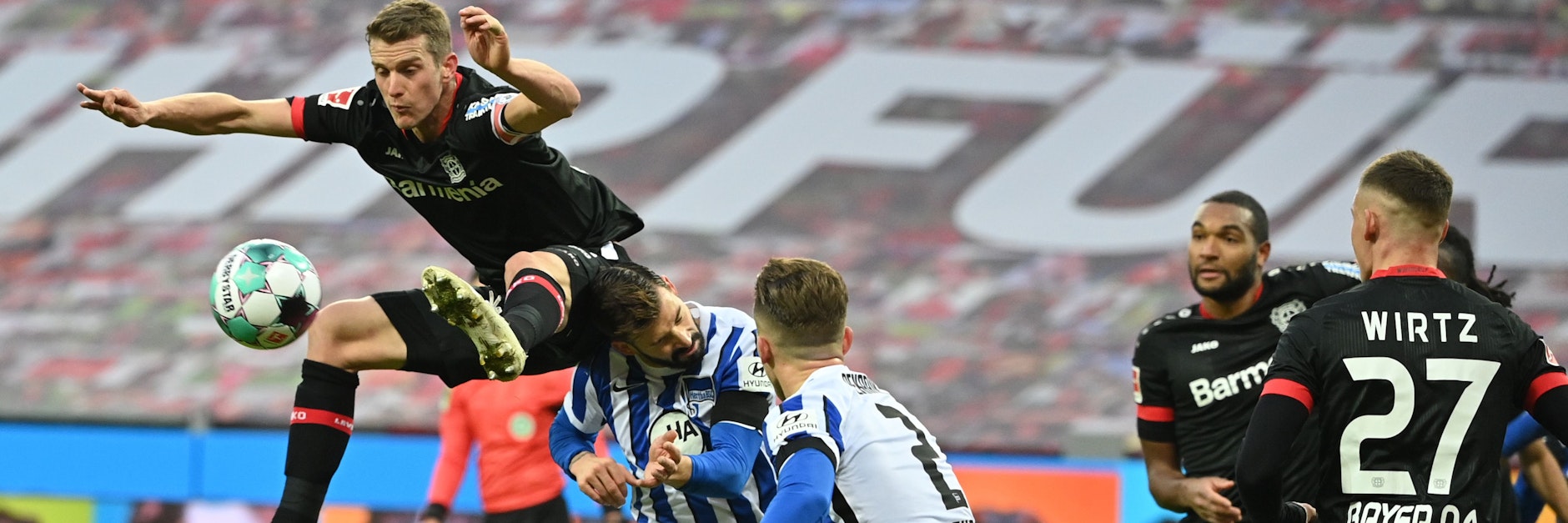 Leverkusens Lars Bender (. l) in Aktion. 