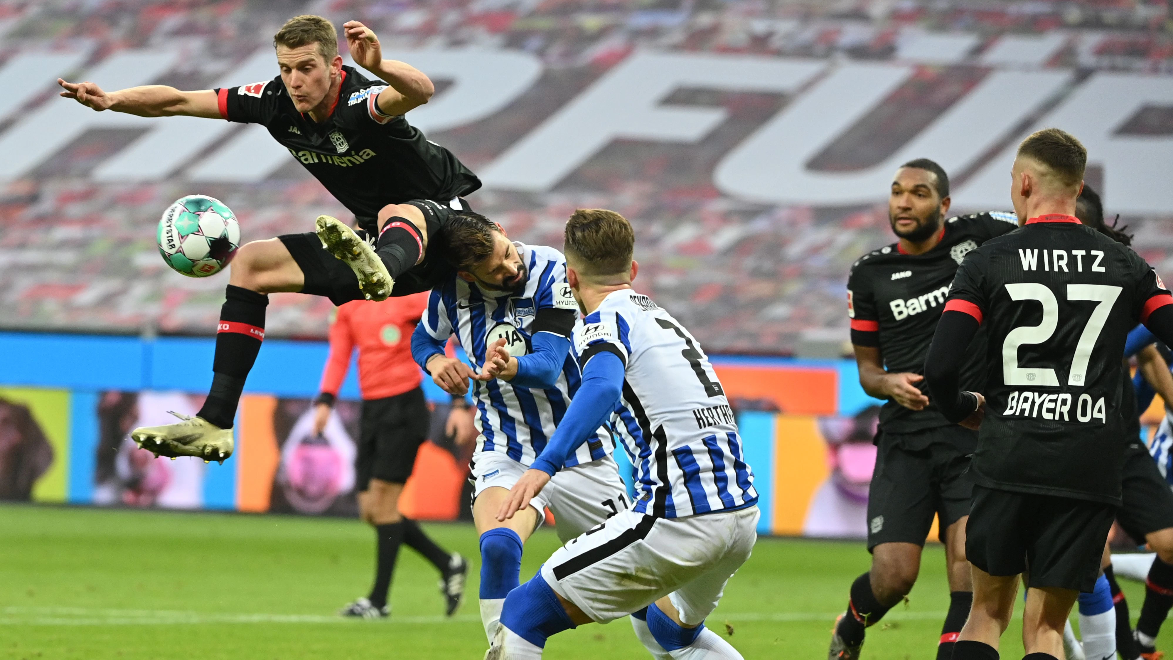 Lars Bender kann fliegen.&nbsp;