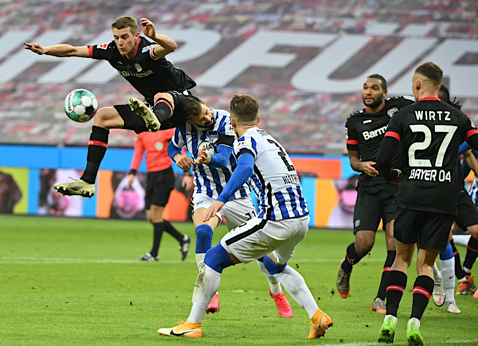 Herthas Matteo Guendouzi schirmt den Ball gegen Leverkusens Leon Bailey ab.