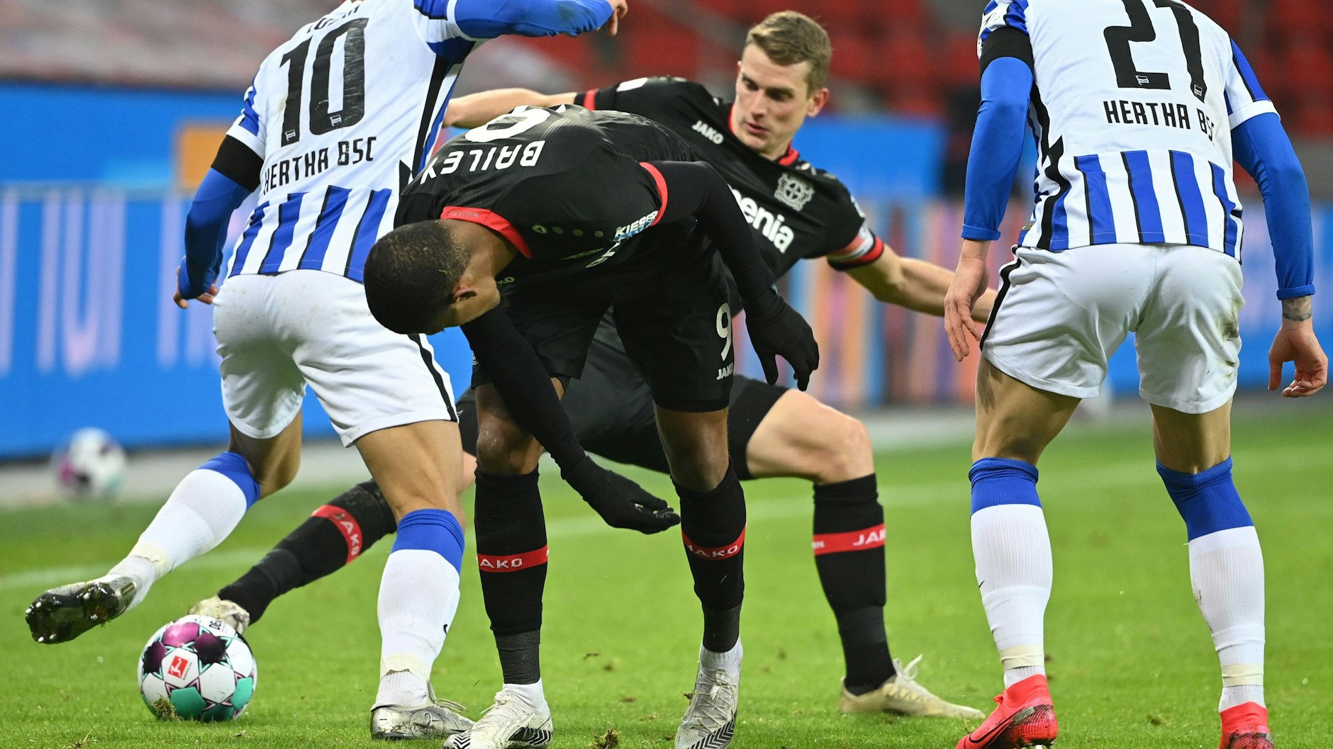 Berlins Matheus Cunha, Leverkusens Leon Bailey, Leverkusens Lars Bender und Berlins Marvin Plattenhardt. 