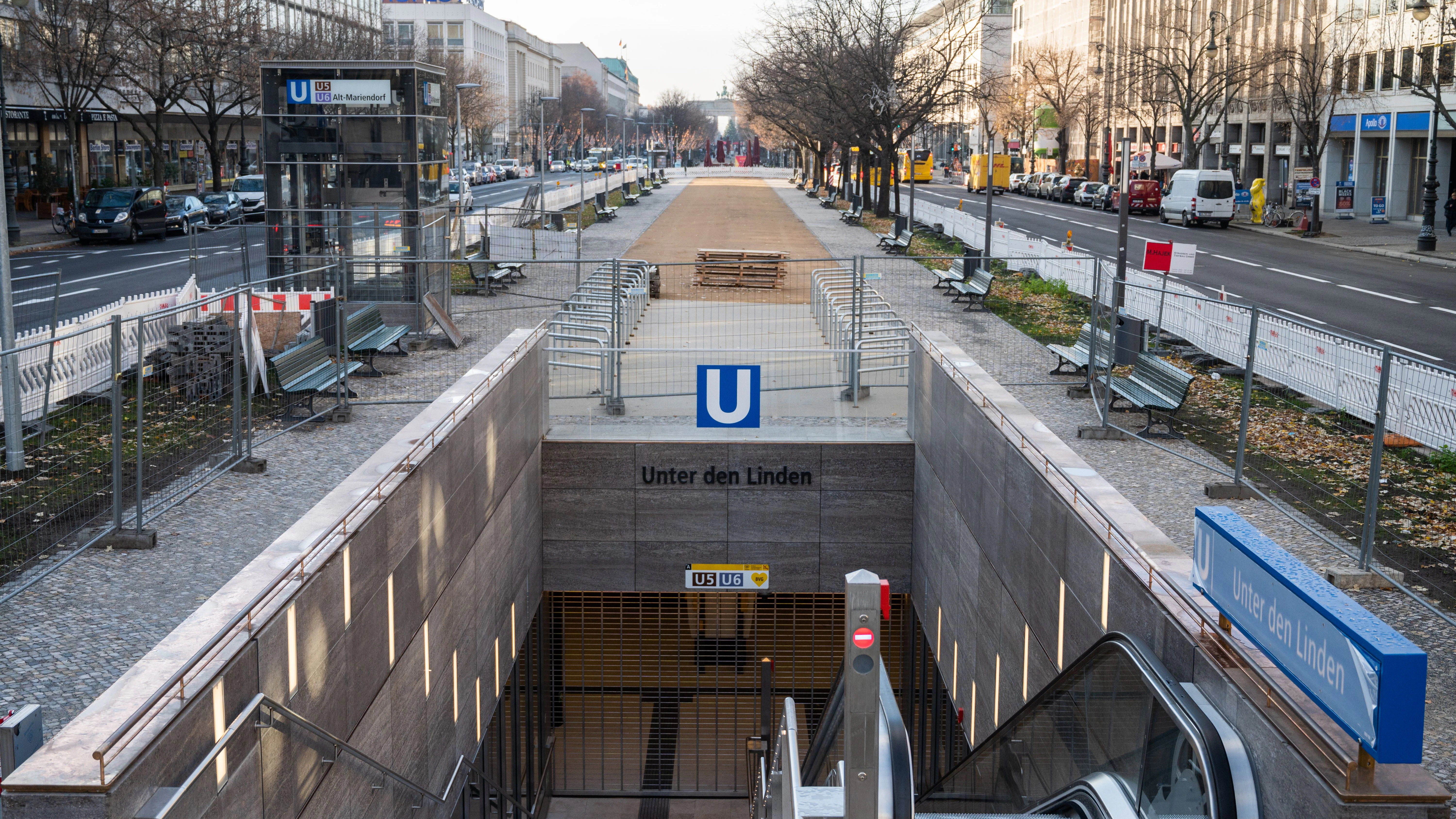 Blick auf den Eingang zum neuen U-Bahnhof Unter den Linden. Sie führt mitten durchs Regierungsviertel: Nach rund zehn Jahren Bauzeit geht in Berlin die Verlängerung der U-Bahn-Linie 5 in Betrieb.