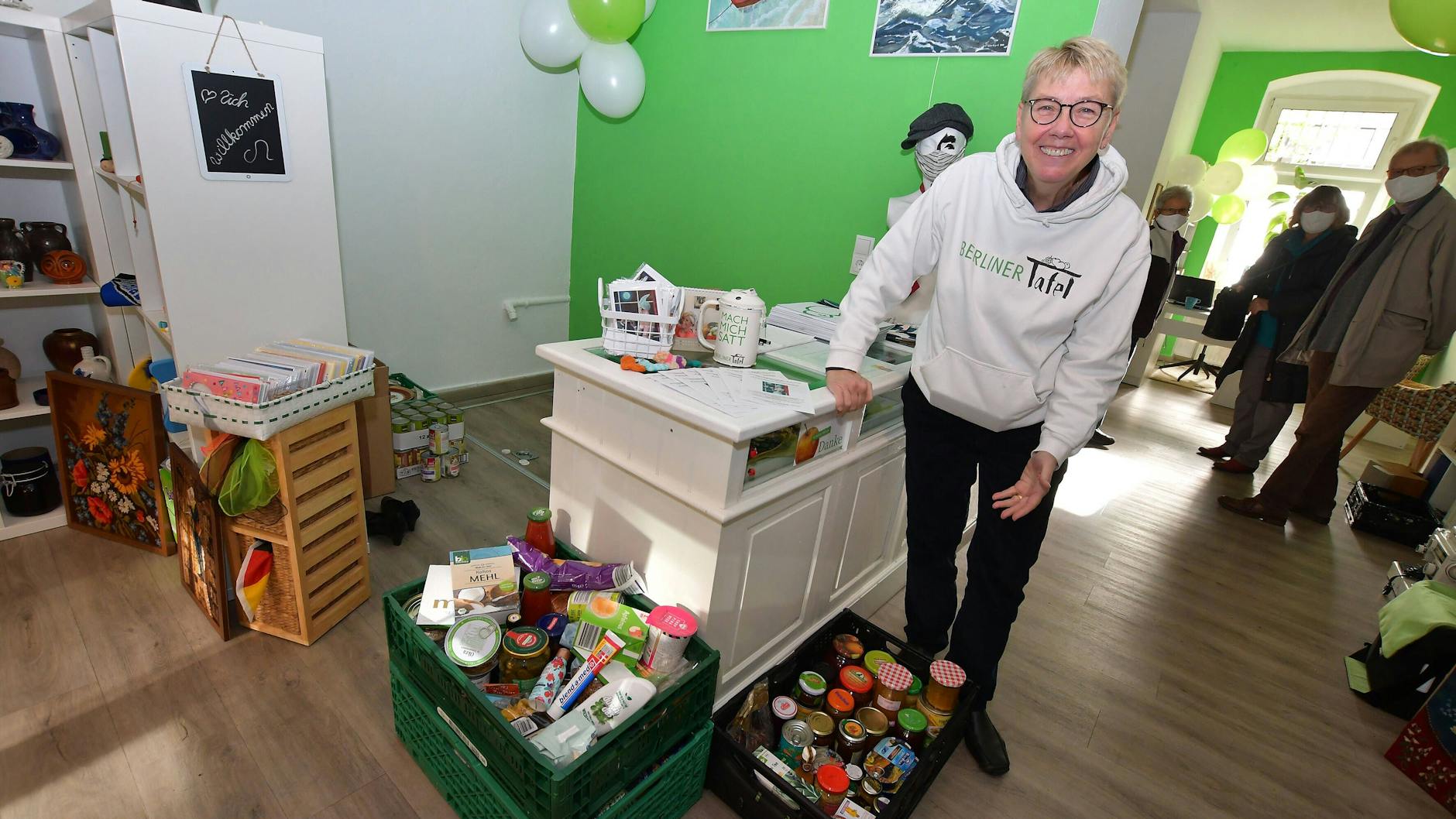 Haltbare Lebensmittel gegen Trödel: Sabine Werth, Gründerin und Vorsitzende der Berliner Tafel. Die Berliner Tafel hat einen Waren-Tauschladen eröffnet. Wer in der Pestalozzistraße 100 in Charlottenburg haltbare Lebensmittel abgibt, bekommt Antiquitäten.