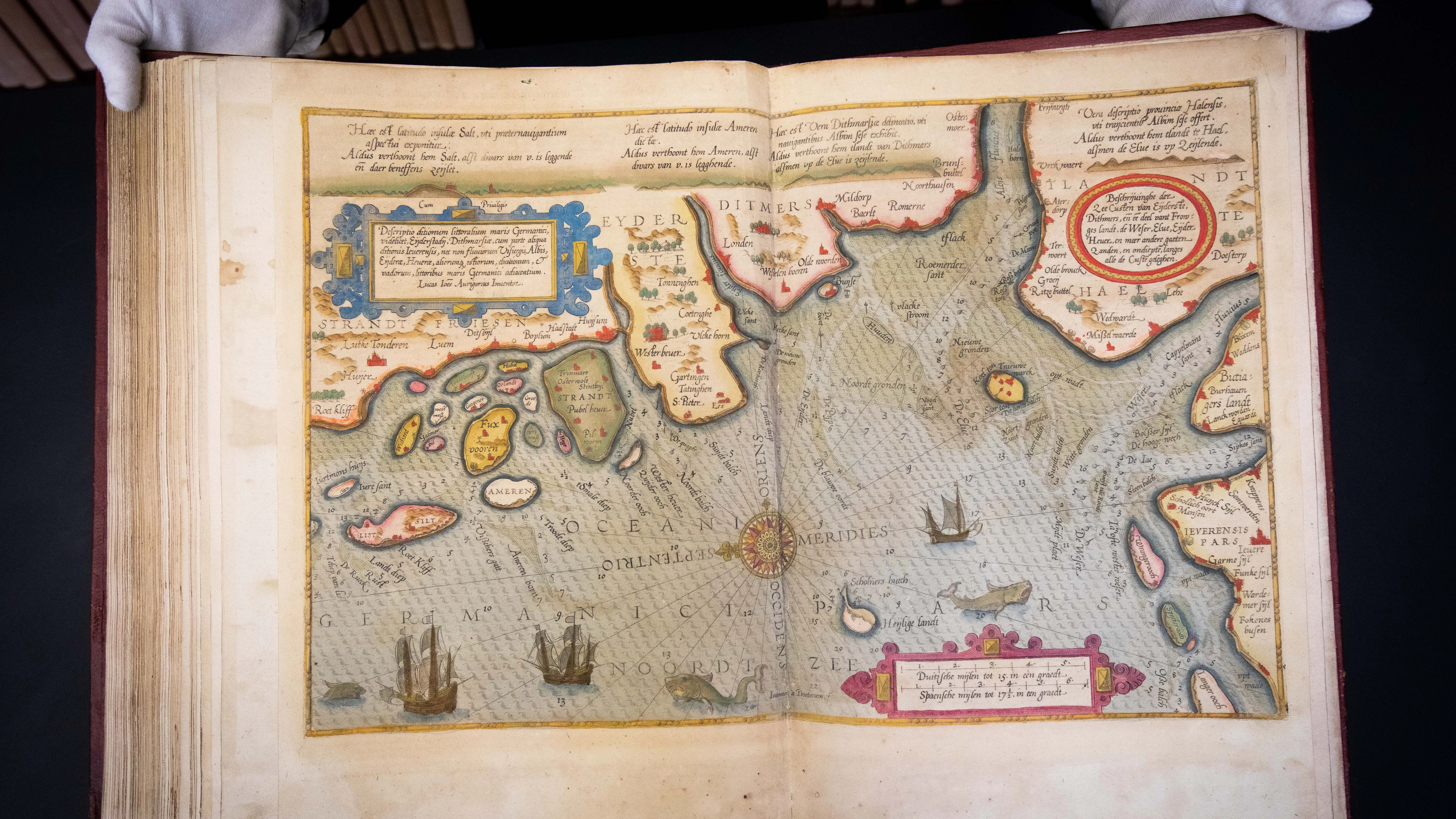 &nbsp;Auf der Doppelseite des Seeatlas' „Speculum nauticum“ von 1586 ist ein Teil der Nordseeküste mit der Elbmündung und der Insel Sylt zu sehen.&nbsp;