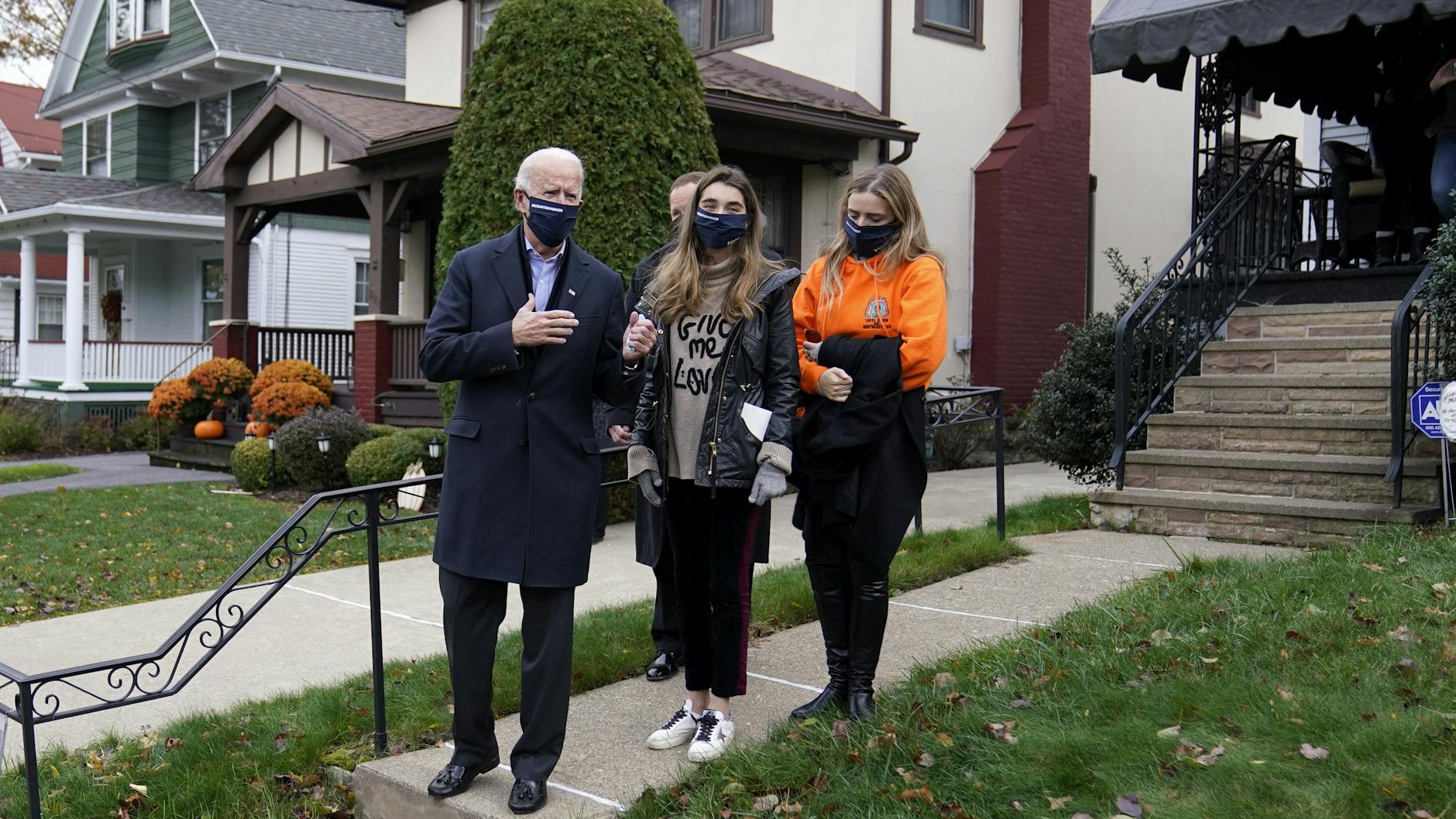 Joe Biden vor dem Haus seiner Kindheit. 