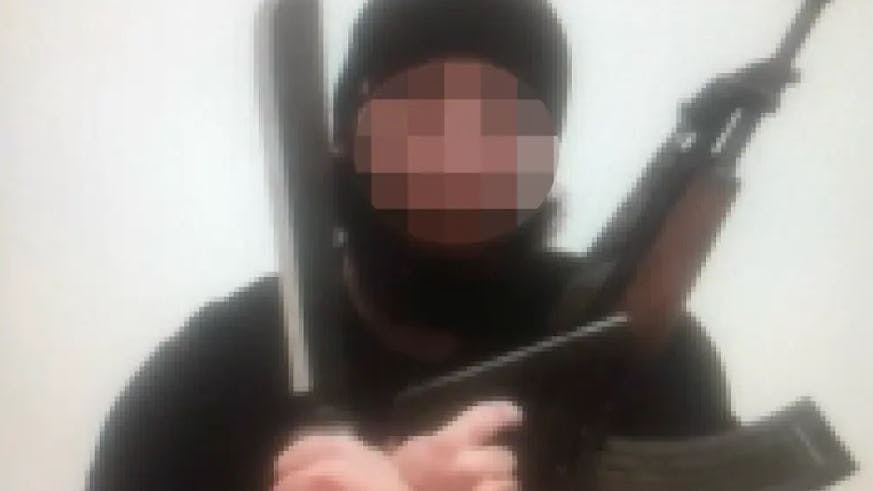 Kujtim Fejzulai (20), der mutmaßliche Attentäter posierte mit Waffen im Internet.