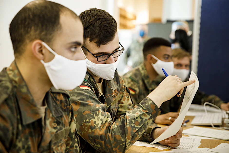 Soldaten des Wachbataillons beim Bundesministerium der Verteidigung werten im Gesundheitsamt Mitte Daten zur Corona-Kontaktverfolgung aus.&nbsp;