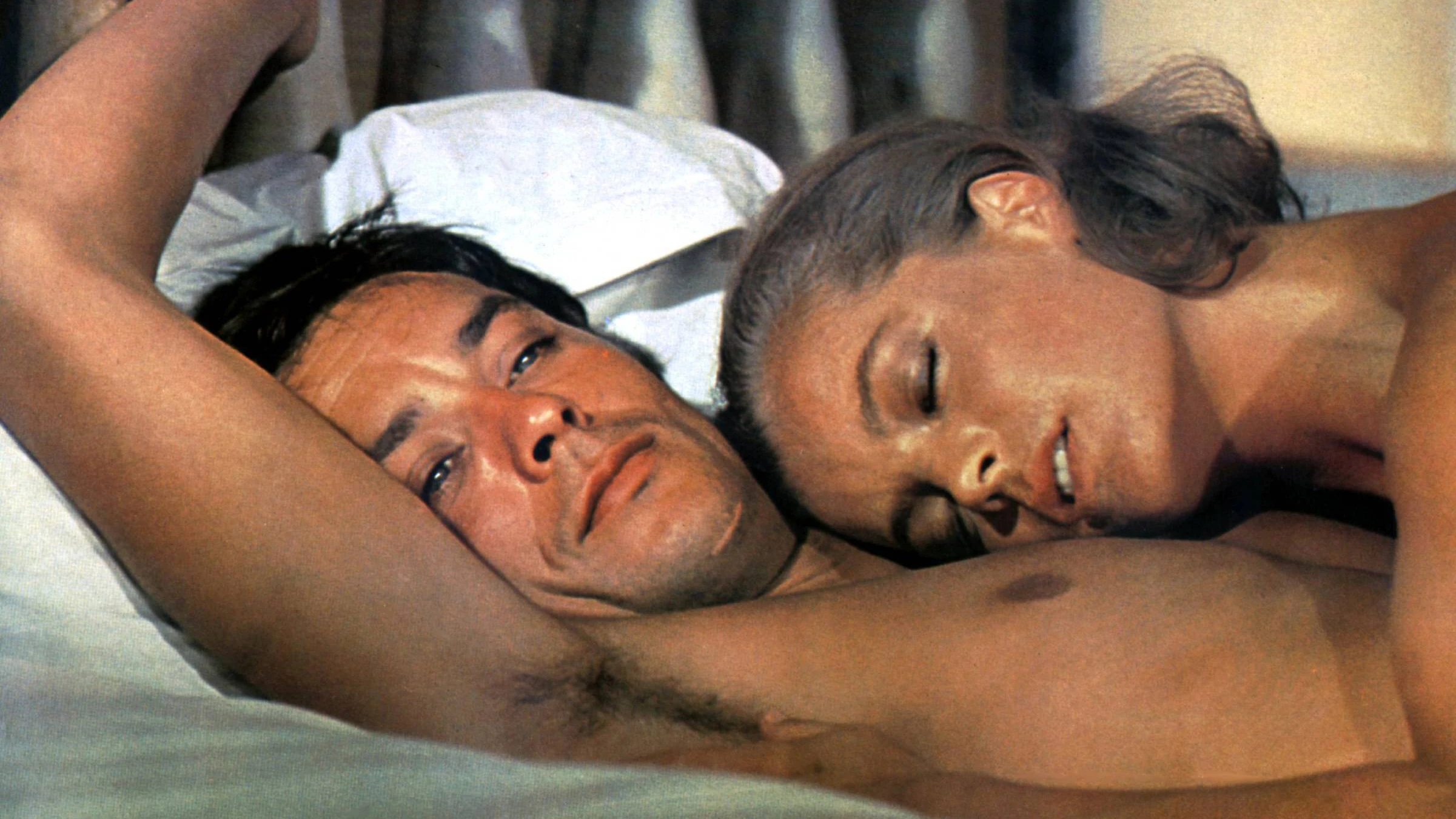 Alain Delon und Romy Schneider in einer Szene des&nbsp;Erotikthrillers „Der Swimmingpool“.