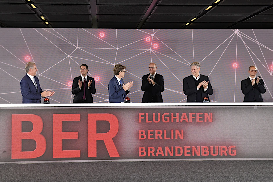 Der Festakt am Sonnabend: Flughafenchef Engelbert Lütke-Daldrup (3.v.l.), Brandenburgs Ministerpräsident Dietmar Woidke (SPD, 3.v.r.), Easyjet-CEO Johan Lundgren (2.v,r.), Carsten Spohr (l), Chef der Lufthansa, Berlins Regierender Bürgermeister Michael Müller (SPD, r) und Bundesverkehrsminister Andreas Scheuer (CSU, 2.v.l.). Woidke wurde Corona-positiv getestet, Scheuer und Lütke-Daldrup sind bereits in Quarantäne.