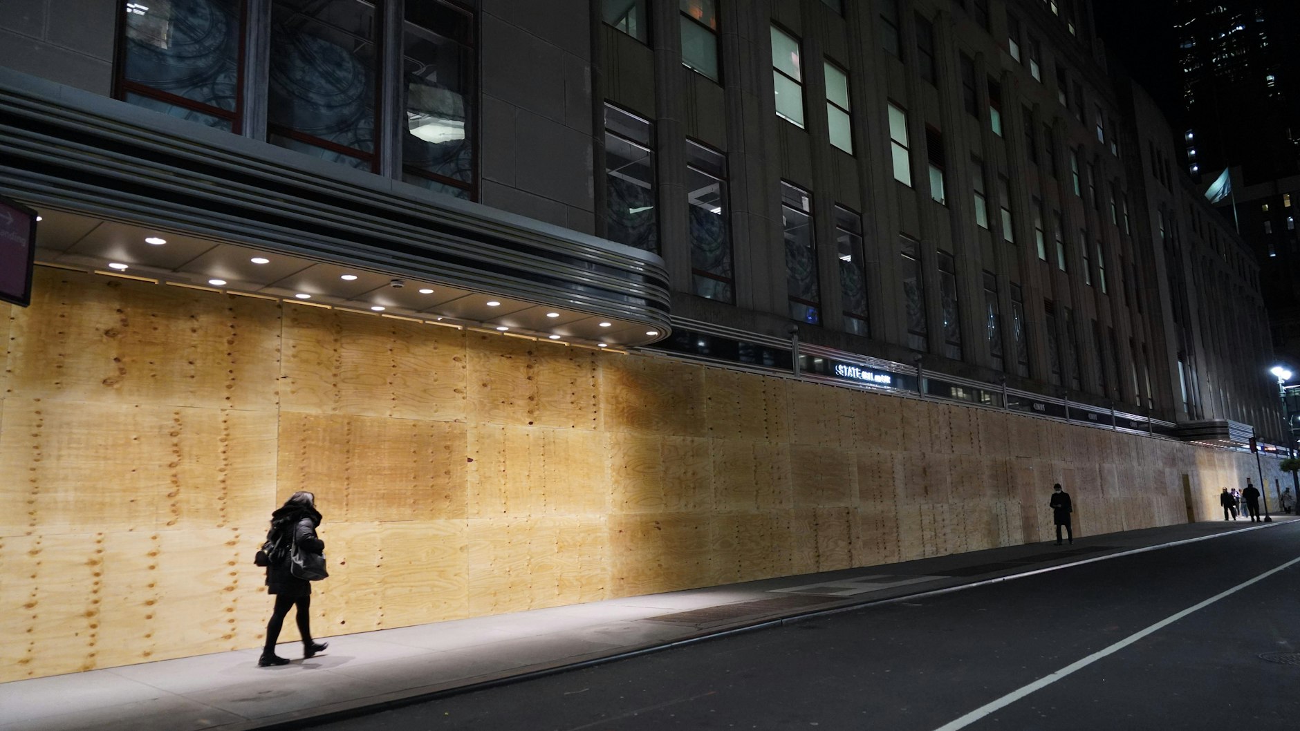 Die komplette Fassade des Empire State Buildings in Manhattan wurde zum Schutz vor Unruhen mit Holzplatten eingekleidet.&nbsp;