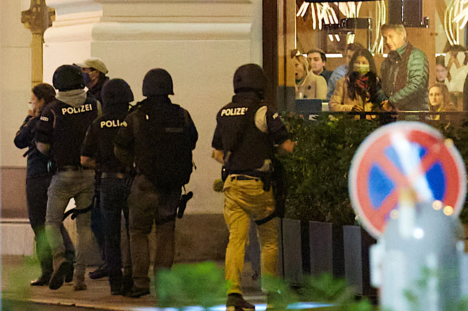 Schwer bewaffnete Polizisten und Sondereinheiten durchkämmen die abgeriegelte Wiener Innenstadt.&nbsp;