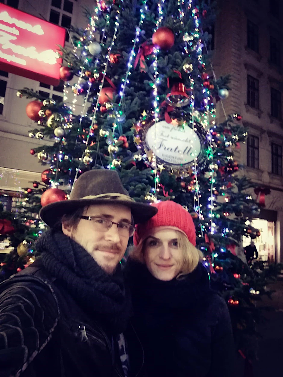Claudia Carus mit ihrem Freund Robert in der Rotenturmstraße in Wien, dort wo der Anschlag in der Nähe passierte. Im letzten Jahr kurz vor Weihnachten posierte das Paar dort noch fröhlich für ein Foto.