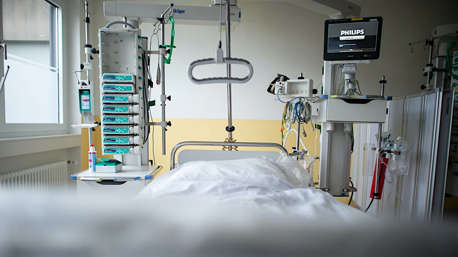 Leeres Bett auf einer Intensivstation – bereit für Patienten.
