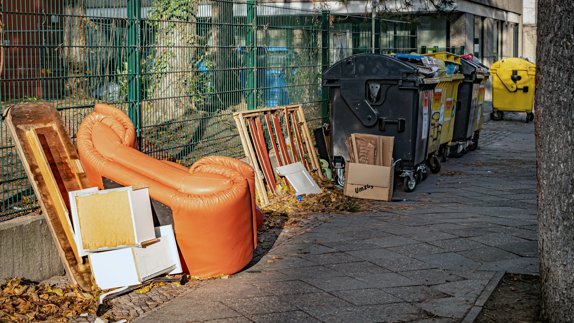 Sperrmüll auf der Straße in Berlin-Wedding an einem beliebigen Tag.&nbsp;