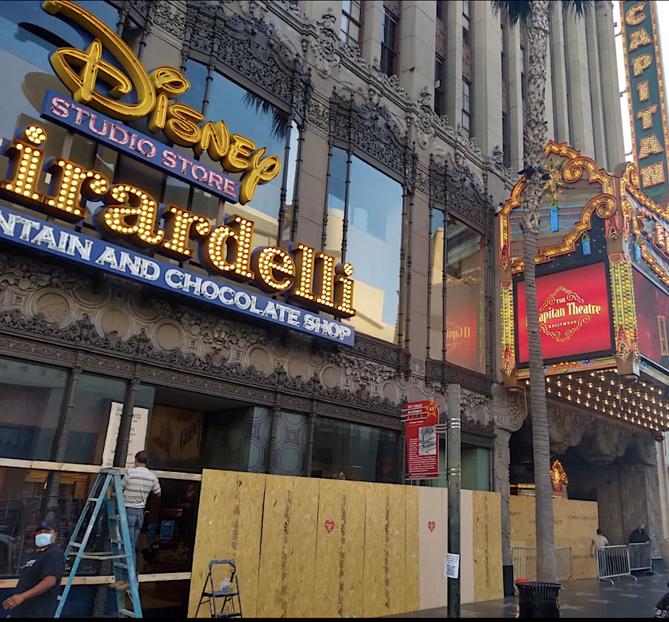 Zäune zum Schutz: Auch vor Disneys Premierenkino El Capitan werden die Fronten durch Bretter abgedeckt.&nbsp;