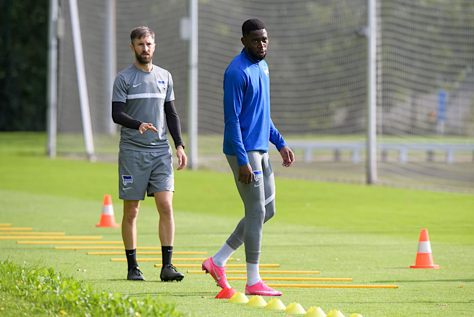 Jordan Torunarigha von Hertha BSC darf nicht mehr auf dem Rasen trainieren. Wegen Corona muss er in Quarantäne.