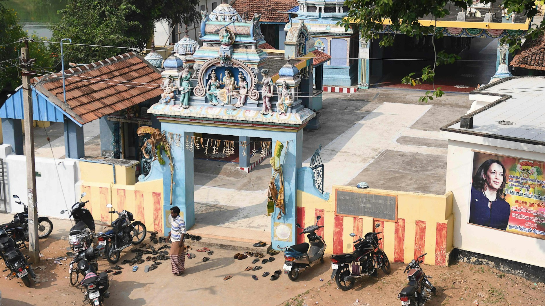 Ein Poster der US-Demokratischen Vizepräsidentschafts-Kandidatin Kamala Harris hängt am Eingang dieses Tempels im Dorf Thulasendrapuram, Heimatort ihres indischen Großvaters.