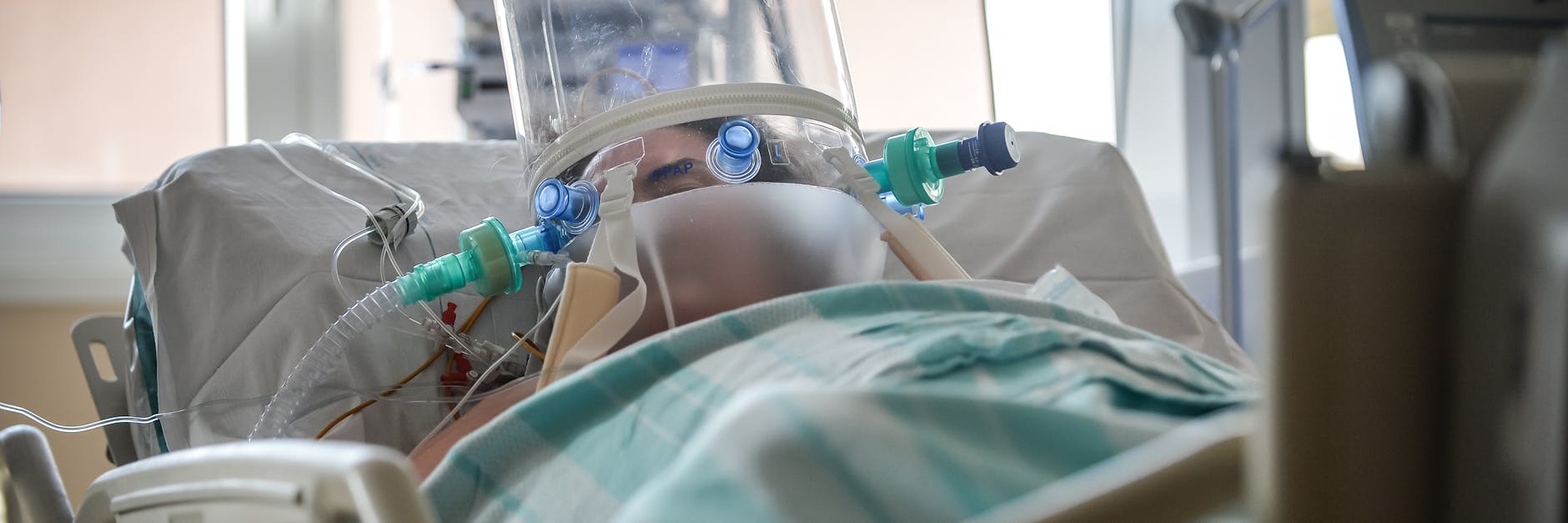 Ein Patient wird in einem Krankenhaus in Italien künstlich beatmet.