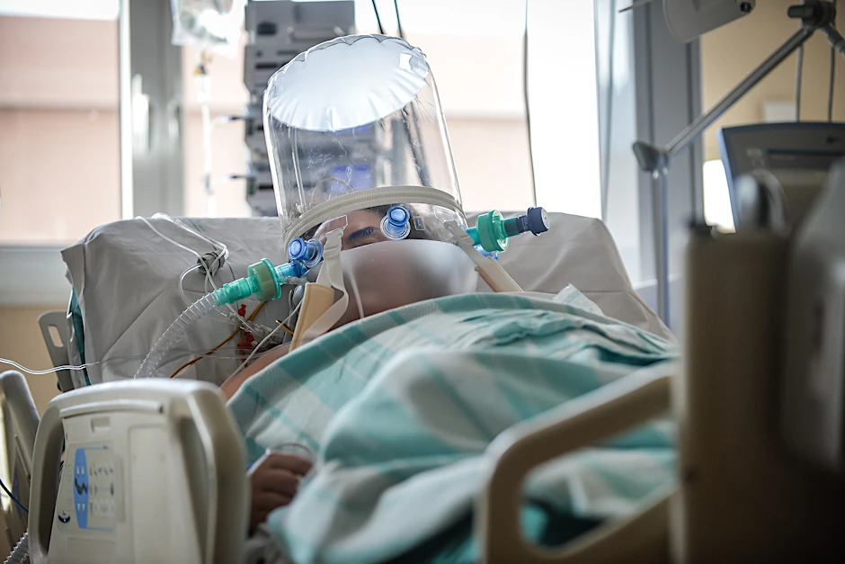 Ein Patient wird in einem Krankenhaus in Italien künstlich beatmet.