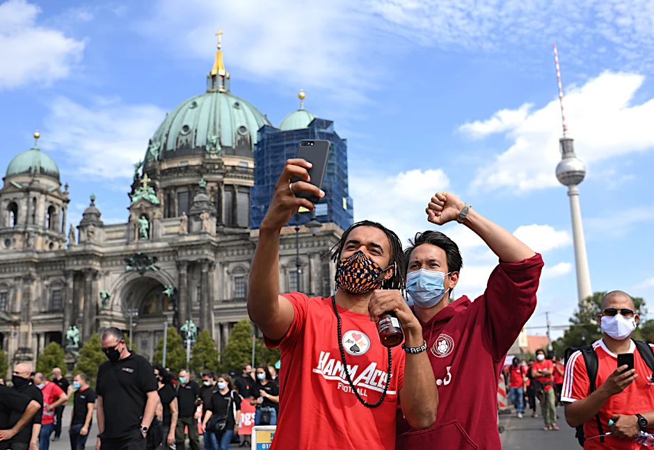 John Magiriba Lwanga (l) und Chino con Estilo von der Band Culcha Candela nehmen an der Demonstration unter dem Motto "Existenzkrise in der Veranstaltungswirtschaft" des Bündnisses #AlarmstufeRot teil.&nbsp;