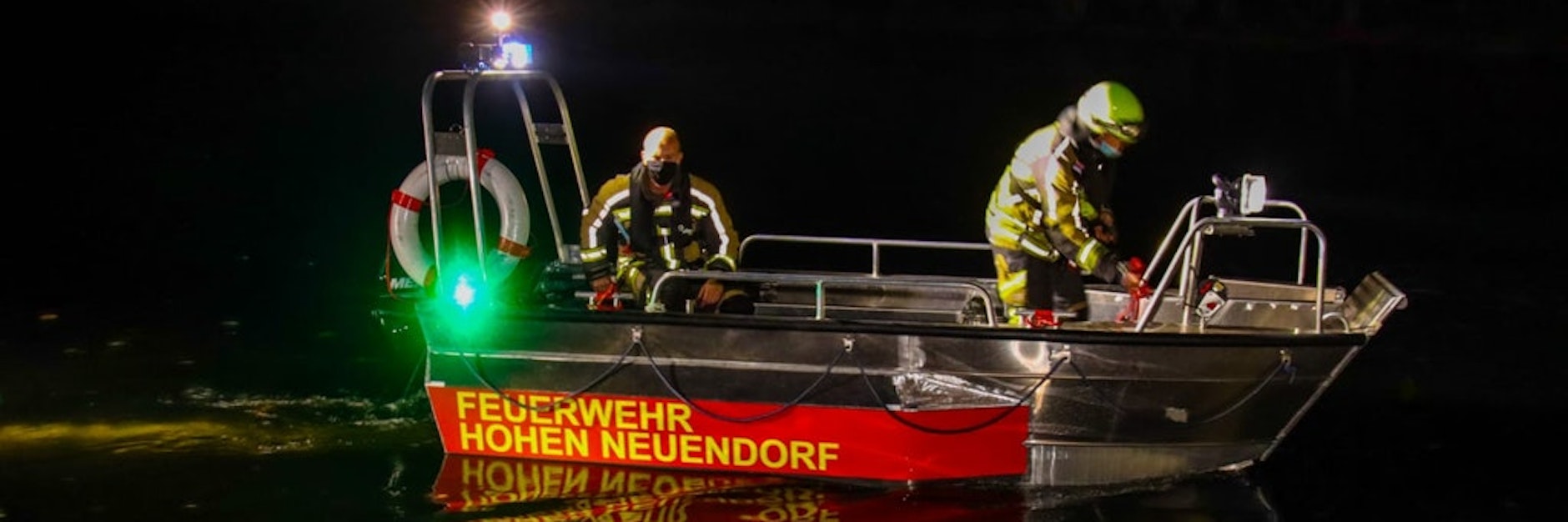 Feuerwehrleute fuhren mit einem Boot an die Stelle, wo sich die Seniorin verirrt hatte.