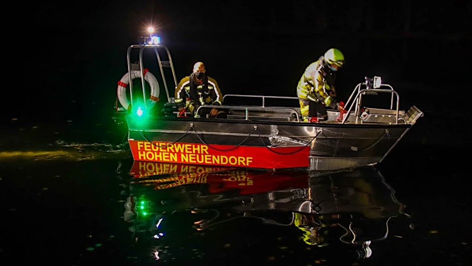 Feuerwehrleute fuhren mit einem Boot an die Stelle, wo sich die Seniorin verirrt hatte.