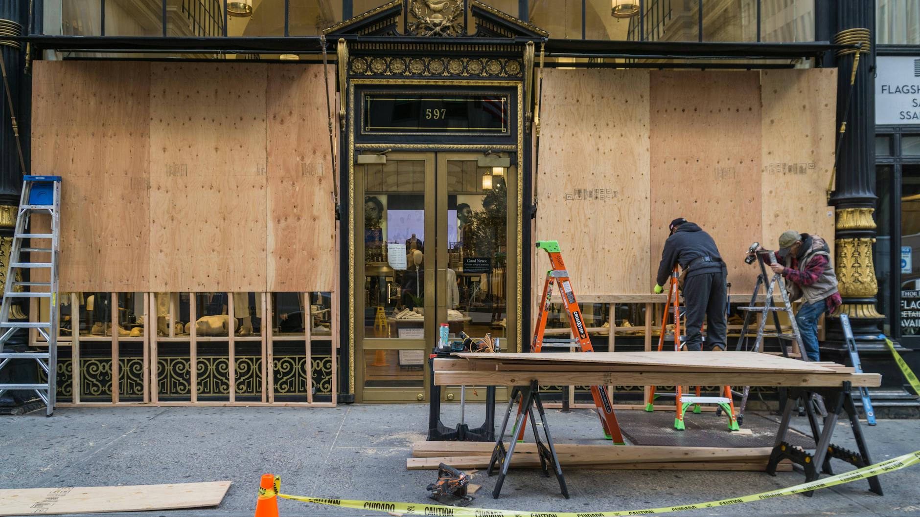 In New York werden verschiedene Läden mit Holzpaletten gesichert.