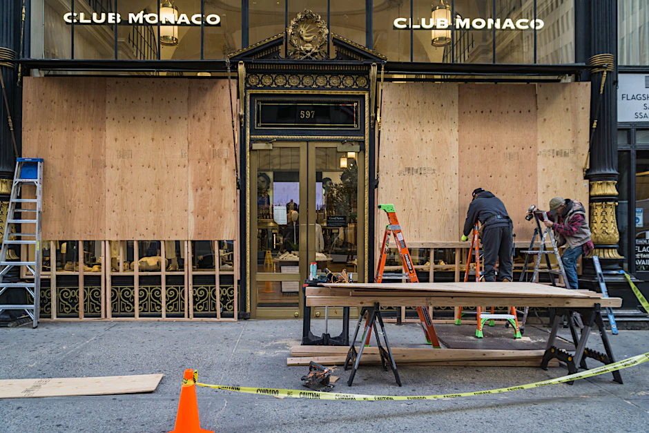 In New York werden verschiedene Läden mit Holzpaletten gesichert.