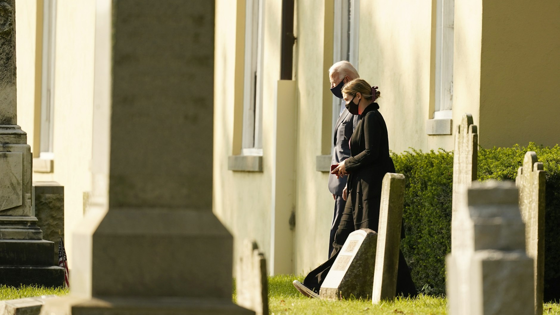 Joe Biden mit seiner Enkelin auf dem Friedhof in Wilmington.&nbsp;