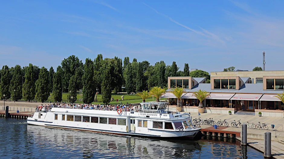 Ein Ausflugsschiff im Potsdamer Hafen (Archiv)