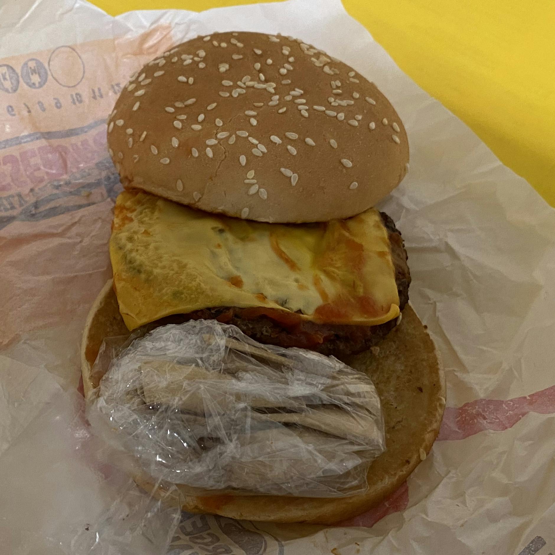 So verkauft die Kette ihre Burger eigentlich nicht: Brötchen, Fleisch, Käse und Koks.