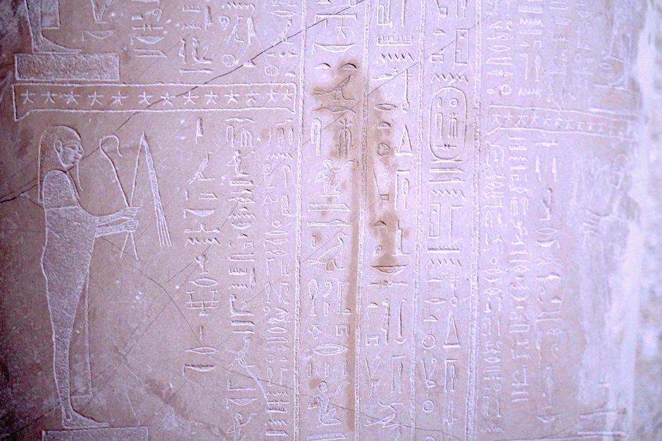 Sarkophag des Propheten Ahmose mit Fleck vom 3. Oktober 2020 im Ägyptischen Hof.&nbsp;