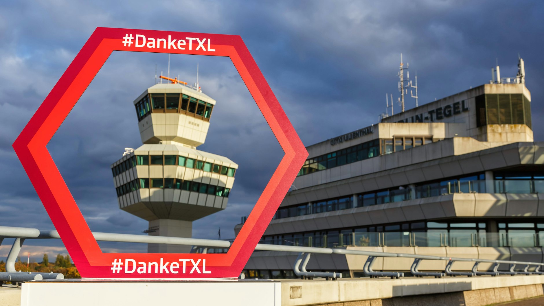 Zum Abschied ein Danke: Ein Sechseck auf der Besucherterrasse erinnert an das Terminal A.