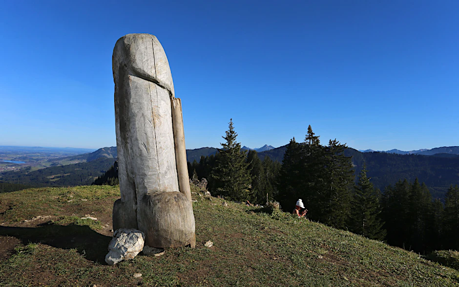 Die zwei Meter hohe Penis-Skulptur aus Holz auf dem Grat des Grünten. Etwa vier Jahre lang stand das&nbsp; „Kulturdenkmal“ auf dem Berg. Nun ist der Holzpenis spurlos verschwunden.&nbsp;