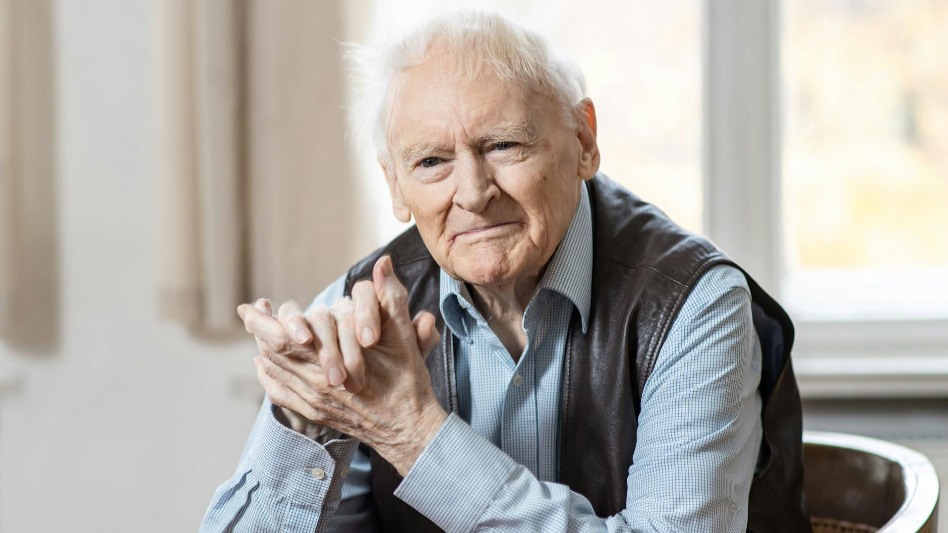 Der Schriftsteller Gerhard Wolf zu Hause seiner Wohnung in Berlin-Pankow. <br>