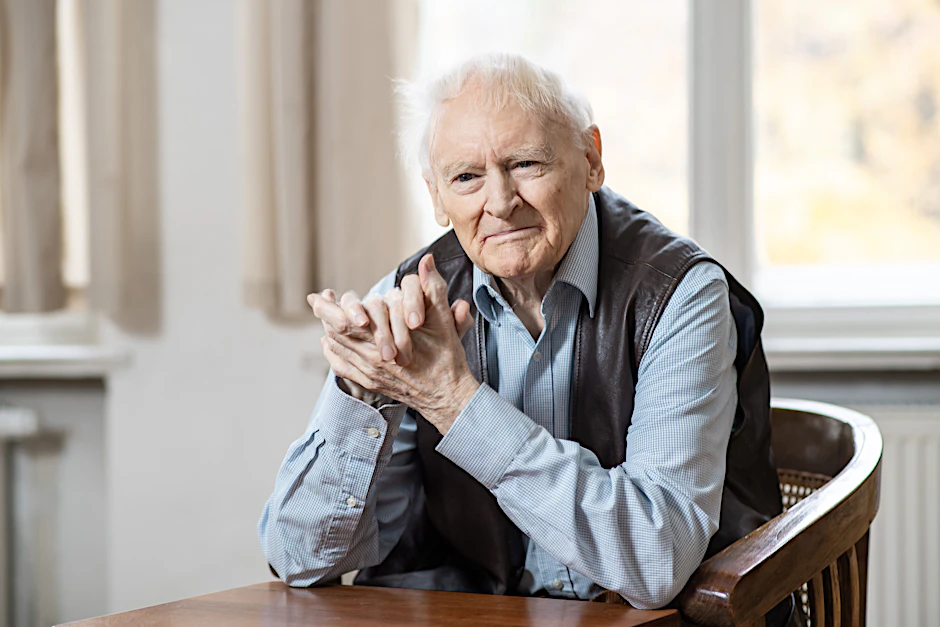 Der Schriftsteller Gerhard Wolf zu Hause seiner Wohnung in Berlin-Pankow.&nbsp;<br>