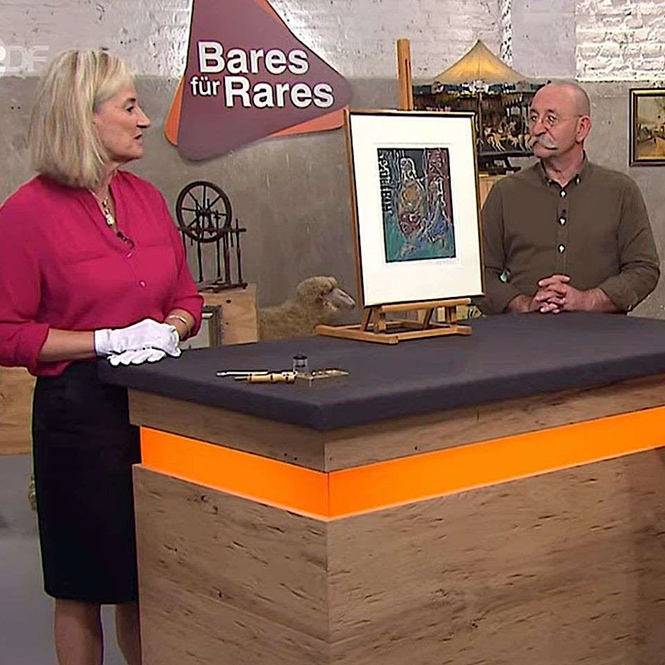 „Bares für Rares“-Expertin Friederike Werner erklärt Moderator Horst Lichter und Besitzer Hermanns das Druckverfahren der afrikanischen Grafik.