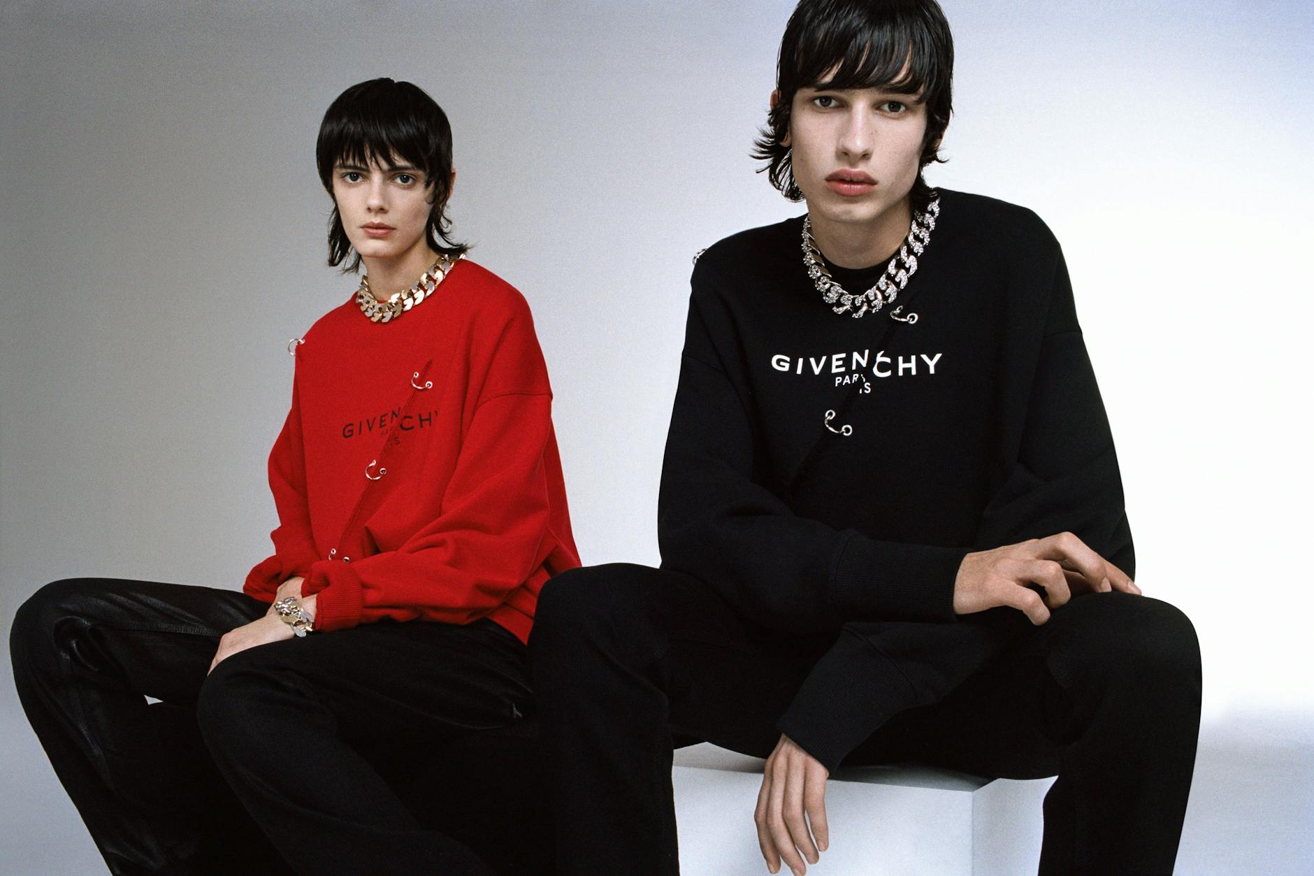 Panzerketten und Vokuhila: Der neue Givenchy-Kreativdirektor Matthew M Williams verpasst dem Couture-Haus für 2021 eine ordentliche Portion Gangster-Style.