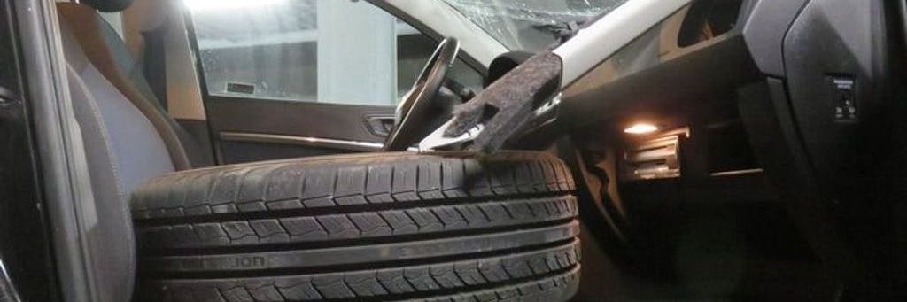 Die Polizei veröffentlichte dieses Foto des Autoreifens, der durch die Frontscheibe gekracht war.