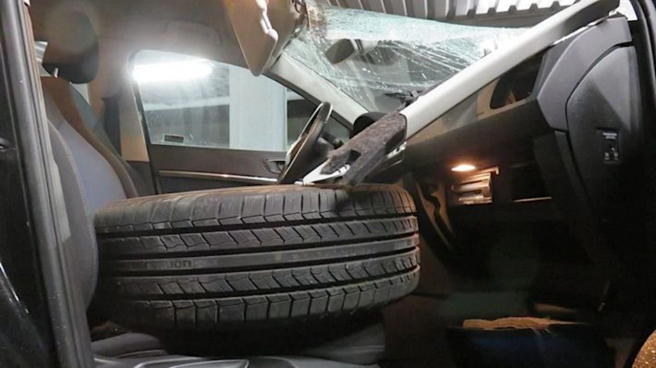 Die Polizei veröffentlichte dieses Foto des Autoreifens, der durch die Frontscheibe gekracht war.