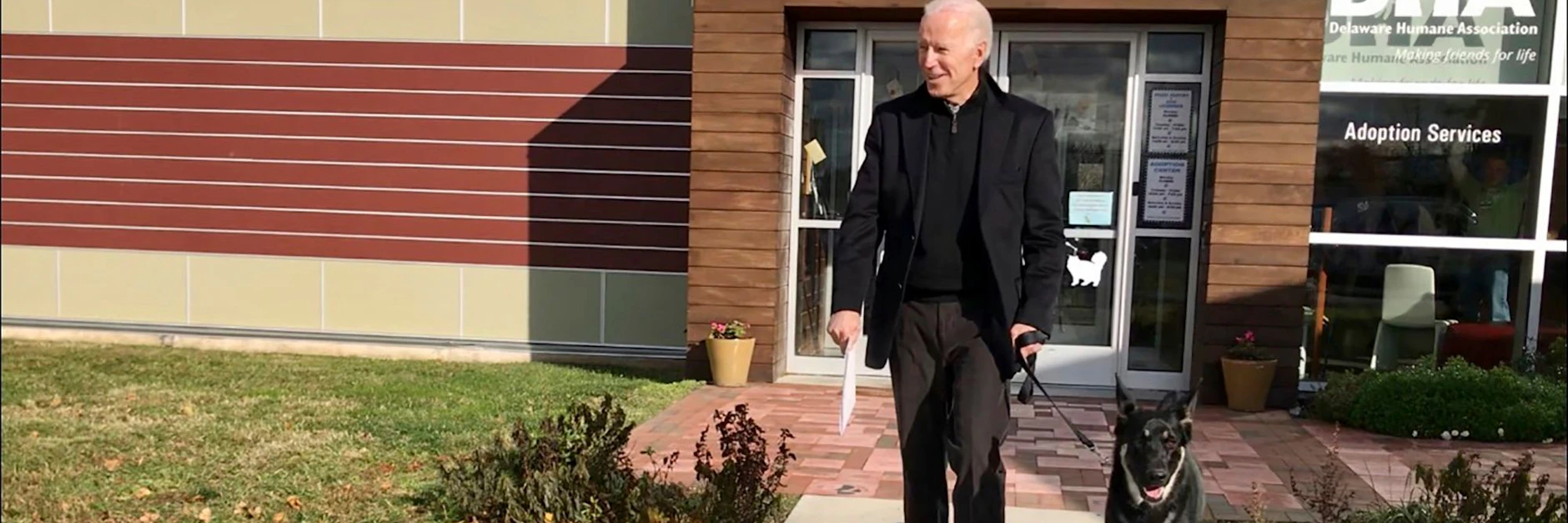 Joe Biden, neu gewählter Präsident der USA, und sein Deutscher Schäferhund Major.