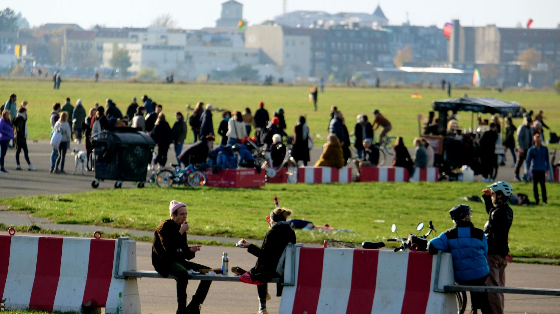 Schönes Wetter im November auf dem Tempelhofer Feld. Menschen machen Sport oder gehen spazieren.<br>