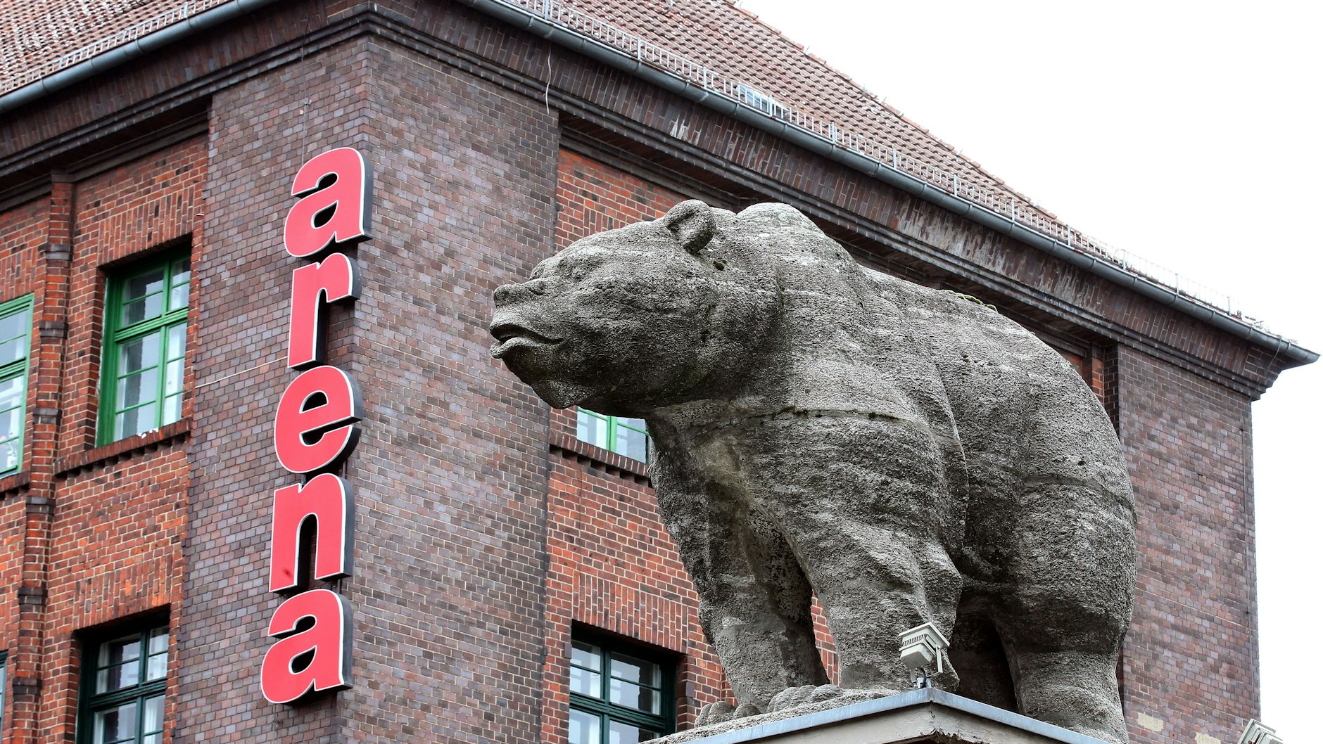 In der Arena Berlin wird mit dem Umbau zum Impfzentrum begonnen.