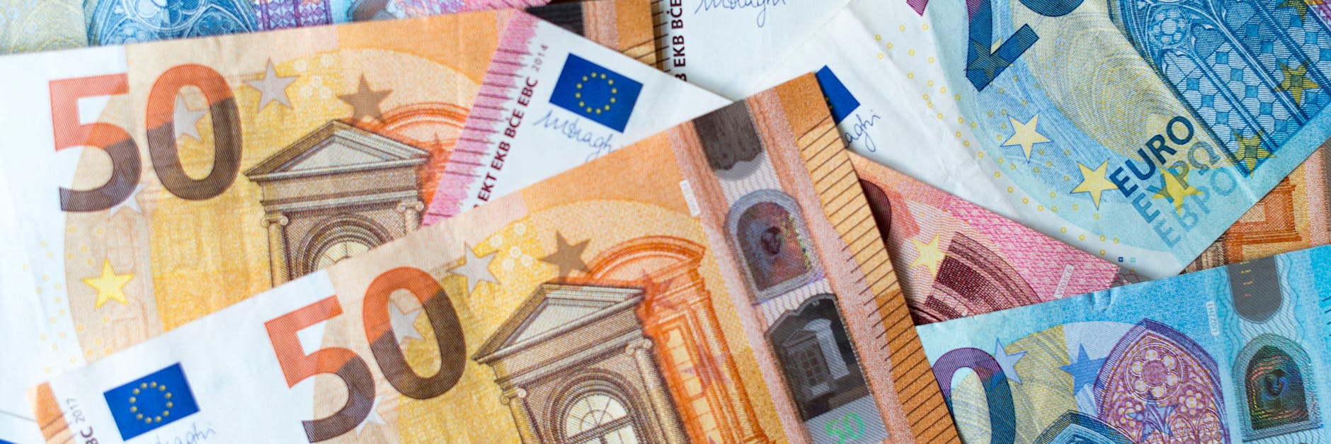 Nach dem Losfahren verteilten sich die Geldnoten auf der Straße. (Symbolbild)