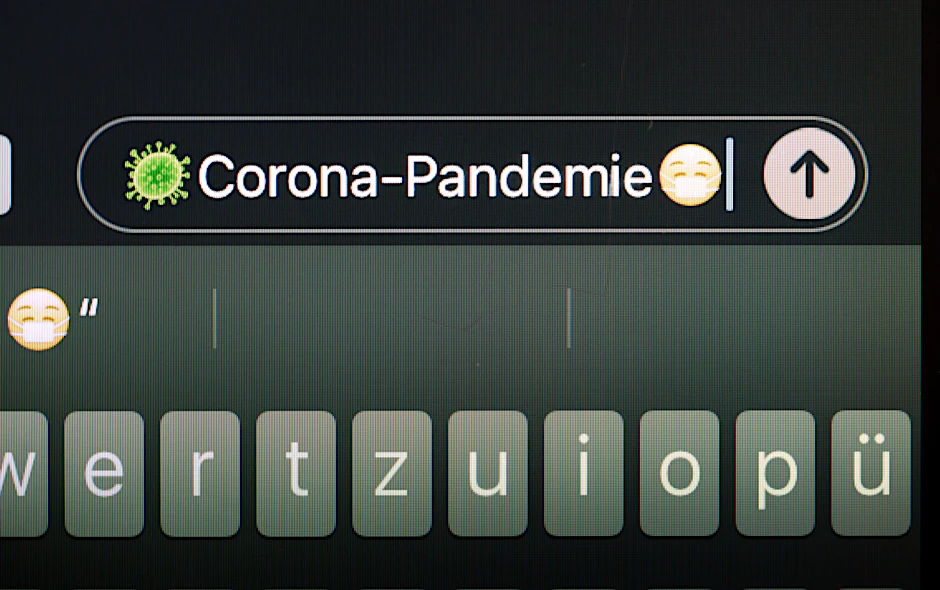 "Corona-Pandemie" steht auf dem Display eines Mobiltelefons. Die Gesellschaft für deutsche Sprache (GfdS) hat den Begriff als "Wort des Jahres" 2020 gekürt.&nbsp;