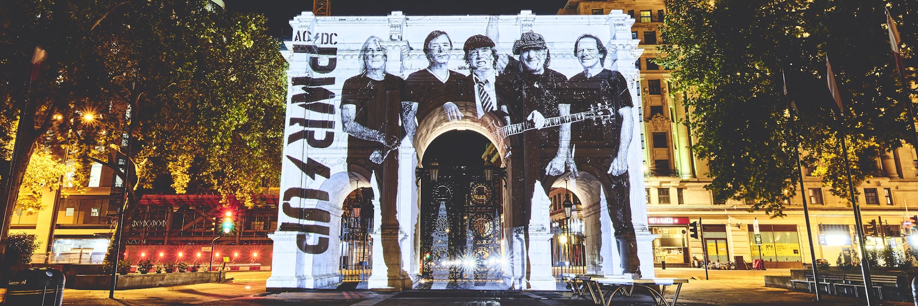 Große Projekte werden groß angekündigt: Hier wird für das neue AC/DC-Album in London auf dem Monument Marble Arch geworben. 